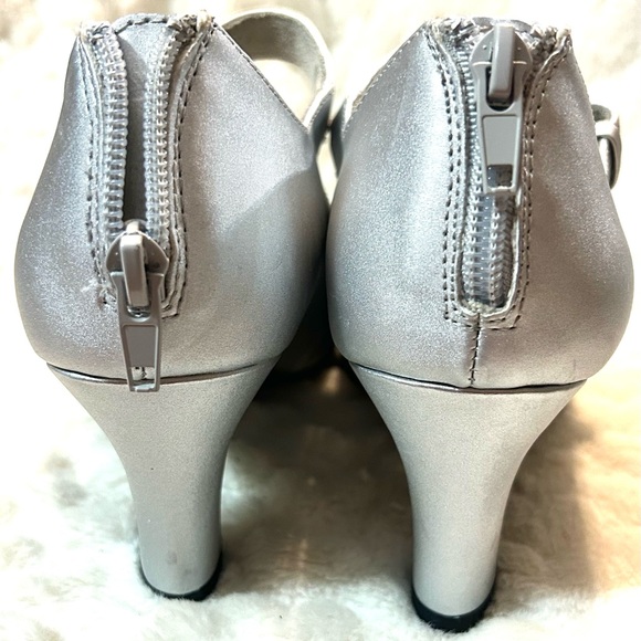 Easy street silver satin Mary Jane buckled adjustable strap women’s size 7.5M - Picture 9 of 13